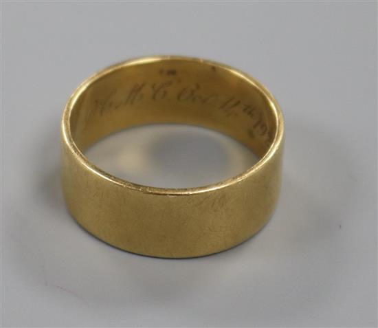An early 20th century 18ct gold wedding band,